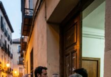 Nunca pensé que mi propio hijo me miraría a los ojos y diría: —“No vengas a mi boda. Nos avergüenzas.” Guardé el vestido en silencio, con el corazón roto. Pero al día siguiente, alguien golpeó mi puerta llorando. Era su prometida. Me tomó las manos y susurró, temblando: —“Necesitas saber quién es él en realidad…” Y en ese momento, todo cambió.