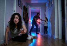 Cuando mi esposo me arrastró del cabello y sentí el crujido de mi pierna, supe que no saldría viva sola. Con los labios temblando, miré a mi hija y susurré: “Ahora.” Ella marcó el número secreto. Escuché su voz romper el silencio: “Abuelo, mamá se va a morir.” Entonces entendí algo aterrador: el miedo también puede salvar vidas… y esta historia aún no termina.