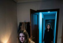 Nunca olvidaré esa noche. Mi madre nos dejó con 30 dólares y una botella de agua. “Volveré pronto”, dijo antes de cerrar la puerta. Mentía. Días después, escuché a mi hermano susurrar: “Tengo miedo…”. Cuando regresó, gritó al ver la casa. Yo solo pensé una cosa: si ella hubiera llegado una hora más tarde… nadie estaría vivo. Pero esa no es toda la historia.