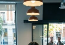 En pleno almuerzo del equipo, mi jefe soltó: “No sirves. Mañana no vuelvas”. Sentí cómo la sala se quedaba muda… y yo también. Pero por dentro, algo se encendió. Esa tarde, mientras vaciaba mi escritorio, apreté el sobre contra el pecho. “Si abres esto, se acaba tu mentira”, susurró una voz al teléfono. Sonreí. Porque mi verdadera identidad no iba a destruirme… iba a destruirlos a ellos. ¿Listos para el próximo mes?