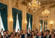 Me divorcié, crucé el océano para empezar de nuevo… y él se casó de inmediato. En su boda, alguien susurró detrás de mí: “¿Ella sabe la verdad?”. Sentí cómo el aire se congeló. Mi ex se puso pálido, apretó la copa y gritó: “¡Cállate!”. Todos me miraron. Sonreí en silencio, porque ese era solo el comienzo… y aún faltaba lo peor.