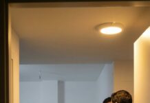 En el picnic familiar escuché su susurro y se me heló la sangre: “Ya pasé todos los bienes a tu nombre… los papeles del divorcio están listos”. Sonreí por dentro. Yo ya lo sabía todo. Esa noche, al abrir la puerta, él se quedó pálido: la casa, vacía. Y dos hombres de negro dijeron: “Señor, es hora”. Yo di un paso al frente: “Ahora, dime… ¿a quién creías estar engañando?”. Lo peor apenas empieza.