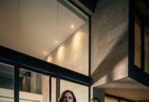 Él me escribió: “No vengas, mi madre no te quiere aquí”. Dos minutos antes yo había pagado la mansión nueva de mi suegra. Respiré y contesté: “Entendido”. Pero dos horas después me planté en la puerta con el recibo en la mano y dije: “Entonces también devuélveme mi casa”. Su cara se borró. Mi esposo susurró: “¿Qué hiciste?”. Yo sonreí… porque aún faltaba lo peor.