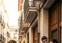 En la mañana del Día de la Madre, mi hijo me dio una bolsa de regalo. Dentro había una prueba de ADN y una nota: “No eres mi madre”. Antes de que pudiera hablar, dijo: “¿Piensas que debo estar agradecido? No te debo nada”. Me quedé inmóvil. Observó si lloraba. En vez de eso, me reí y dije: “He estado esperando a que te enteraras”. Me miró, sorprendido. Guardé la verdad real 23 años… hasta ahora…