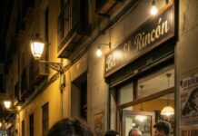 Nunca pensé que un mensaje podía romper una vida. “No vuelvas. Estás sola”, escribió mi padre. Miré la pantalla y respondí con rabia: “Entendido. Que así sea”. Minutos después, mi teléfono no dejaba de vibrar. Voces, amenazas, súplicas. Mi corazón latía como un tambor de guerra. Creían que yo iba a huir… pero aún no saben qué decisión tomé esa noche.