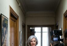 Cumplí 70 y mis hijos llegaron… pero no con flores. “Mamá, ¿ya hiciste el testamento?”, soltó el mayor. Sentí el aire cortarme la garganta. “Solo queremos estar preparados”, insistió mi hija, sonriendo como si fuera normal. No dije nada. A la mañana siguiente, firmé la transferencia de mi casa y desaparecí. Semanas después, cuando el noticiero local contó mi historia, golpearon mi puerta temblando. Y entonces… yo abrí.