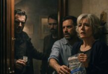 Después del funeral de mi hija, acepté un trabajo en una tintorería para no derrumbarme. Una tarde, el cliente de los trajes caros se inclinó hacia mí y susurró: “Tu hija no murió como te dijeron.” Me deslizó una tarjeta y apretó mi muñeca: “Si alguien pregunta, nunca hablamos.” El papel temblaba en mi mano… y en el reverso vi una dirección y una hora para esta noche. ¿A quién le estoy creyendo?