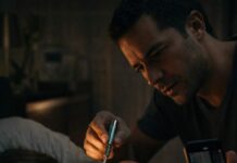 Cada noche, mi esposo me traía “un té de hierbas para que descanses”. Sonreía… demasiado. Ayer lo tiré a la basura y fingí dormirme. Minutos después sentí su aliento en mi cuello. “Shhh, ya no vas a despertarte”, susurró mientras sacaba algo metálico de su bolsillo. Mi corazón se detuvo. ¿Por qué estaba grabando con el móvil… y a quién le estaba escribiendo?