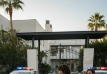 Cuando mi nuera dijo: “Te invito a almorzar por tus 77”, sonreí… hasta que el coche giró hacia una carretera interminable. “¿A dónde vamos?”, pregunté con la garganta seca. Ella ni parpadeó: “A un lugar para mujeres como tú. Allí estarás segura”. Mi corazón gritó que era mentira. Le escribí a mi abogada: “AHORA”. Y al ver las patrullas esperándonos… entendí: el peligro no era el destino, sino quien me llevaba.