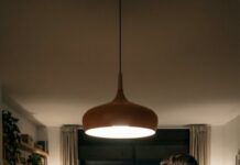 Nunca olvidaré esa cena. Mi propio hijo me miró a los ojos y gritó delante de mis nietos: “Solo estás aquí por tu pensión.” Tragué mi orgullo y sonreí, fingiendo ser débil. Nadie notó mis manos temblar… no de miedo, sino de decisión. Esa noche entendí algo: el silencio puede ser un arma. Y yo ya había decidido cuándo usarla.