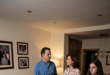 Nunca pensé que mi propia familia me traicionaría así. “¿La vendimos… y qué?”, dijo mi madre, evitando mi mirada. Mi corazón se detuvo cuando supe el precio. Cuando mi abuela lo descubrió, su voz tembló: “Esa guitarra no era solo un objeto…”. El silencio fue mortal. Vi a mis padres palidecer. En ese instante entendí: la verdad que estaba a punto de salir lo cambiaría todo.