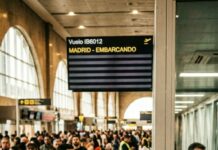 Mi hijo me dejó tirada en el aeropuerto de Brasil con mi niño autista. “Arréglatelas”, soltó, y se subió al avión sin mirar atrás. Sentí que el mundo se me apagaba… hasta que respiré hondo y marqué un número. “¿Me escuchas? Necesito ayuda ahora”, susurré. Minutos después, mi teléfono vibró: notificación enviada. Cuando él aterrizó en su paraíso, su pantalla se iluminó… y ahí empezó su pesadilla. ¿Quieres saber qué decía?