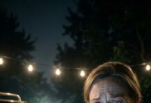 The phone buzzed on my kitchen counter—my daughter-in-law’s, forgotten in a rush. I glanced at the lock screen and froze. My father’s face stared back at me… the same gentle eyes I watched close three years ago. Another vibration. A new message. My fingers went numb as I tapped it. “Don’t let her leave the house.” I couldn’t breathe. Who was texting from a dead man’s photo… and why did it feel like he knew what was coming next?