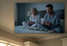 The husband checked the lottery ticket and realized he had won 100 million dollars, but he did not tell his wife and instead hurried to discuss a scheme with his mother. The wife discovered everything but remained calm, only smiling because she already had another plan…