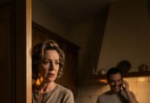 “¿Tu madre? No puedo seguir cargando con ella… es una carga”, lo oí decir con una sonrisa, creyendo que yo no estaba. Me quedé helada detrás de la puerta de la cocina, con el corazón golpeándome las costillas. Al amanecer, cancelé los servicios, cerré la cuenta conjunta y desaparecí. Horas después, su voz temblaba: “¡Vuelve… por favor!” Pero lo verdaderamente shockeante llegó cuando descubrió lo que dejé atrás…