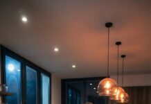 Cuando abrí la quinta carta del banco, sentí que el suelo se partía. “Señora, usted compró estas propiedades”, dijo la voz al teléfono. Yo apenas pude responder: “¡Nunca firmé nada!”. Mi nuera insistía: “Es un error, mamá… tranquila”. Pero esa noche, mi abogado susurró, pálido: “Alguien está usando tu nombre… y no es lo peor”. Me quedé helada. Entonces, vi un detalle que no debía existir…