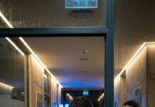 Entré “por curiosidad” al consultorio del terapeuta de mi hijo… y vi la chaqueta de mi nuera colgada. Me quedé helada cuando la oí susurrar: “Sí, fui yo… pero nadie lo va a saber”. El terapeuta respondió: “¿Estás segura de lo que hiciste para que él no volviera a caminar?”. Sentí que el suelo se abría. ¿Y si mi hijo nunca perdió la movilidad por accidente…?