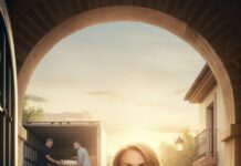 El día que cumplí 60, abrí la puerta y no vi globos… vi una mudanza. Mi hijo sonrió con un cartel: “Felicidades al nuevo dueño”. El camión ya tragaba mis recuerdos. “Mamá, tú firmaste”, dijo, como si fuera un chiste. Sentí el golpe en el pecho, pero no lloré. Me acerqué y susurré: “Entonces escucha… yo también tengo algo firmado”. Y ahí empezó lo impensable…