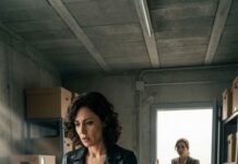 Poco antes de morir, mi esposo me sostuvo la mirada y me dijo en voz baja: “Júrame que solo tú prepararás el traje para mi entierro”. Yo acepté, aunque no entendía su insistencia. Pero al tocar un bulto oculto dentro del forro, supe que algo estaba mal… y al abrirlo, el aire desapareció de mis pulmones. “No… esto no puede ser real”, susurré. Lo que descubrí cambió para siempre todo lo que pensaba sobre él y sobre nuestro matrimonio.