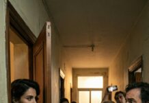 Eran las seis de la mañana cuando los gritos de mi suegra despertaron a todo el edificio. “¡¿Cómo te atreves a cambiar la cerradura?!” chilló. Mi marido me miró rojo de rabia: “¡Has perdido la cabeza!”. Yo no temblé. Saqué un sobre y se lo puse en la mano. “Ábrelo”, le dije. Cuando leyó la primera línea, su cara se quedó helada… y aún faltaba lo peor.