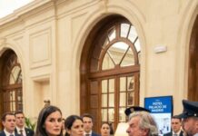 Iba de regreso a casa para celebrar mi primera Navidad con mi familia en años, hasta que mi padre soltó: “Estamos mejor sin ti. No regreses.” Me helé por dentro, pero respondí: “Entendido.” No derramé una lágrima. No pedí explicaciones. Solo hice un pequeño ajuste en unos papeles. Veinticuatro horas después, tenía veinte llamadas perdidas… y entre ellas, una de su abogado. Fue ahí cuando supe que la verdadera historia apenas empezaba.