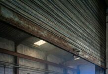 Mi hijo juró que estaba pescando con sus amigos… pero la llave del bote seguía colgada en casa. Lo llamé: «¿Cómo va la pesca?» Él se rió: «Acabo de alimentar a los peces». Algo no cuadraba. Abrí el rastreo del teléfono: no estaba ni cerca del lago. Amplié la ubicación… y sentí que el corazón se me detenía. ¿Qué estaba ocultando?