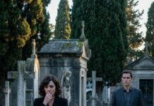 Pasé por el cementerio donde reposa mi esposo y allí estaba el auto de mi hijo. Él nunca visita la tumba de su padre. Aparqué y, entre lápidas, lo hallé frente a una sepultura extraña, llorando. Susurró: “Perdóname… yo lo hice.” Me quedé sin aliento cuando remató: “Mamá, papá no está aquí.” En ese instante, escuché pasos detrás…