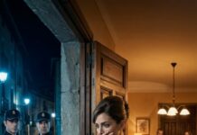 En mitad de la cena de Acción de Gracias, llamaron a la puerta. Dos policías preguntaron: “¿Aquí vive una mujer llamada Scarlett?”. Yo tragué saliva: “Se han equivocado”. Pero mi nieto me apretó la mano y susurró, temblando: “Abuela… ese es el nombre real de mamá. Y hay algo peor…”. Cuando vi el papel que traían, sentí que el mundo se rompía. ¿A quién protegí sin saberlo?