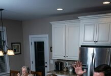 I showed up at my daughter’s house unannounced—right at dinner time. The smell of rice was still in the air, but she was at the sink, hands red in the soapy water, while her husband and his mother lounged at the table, spooning dessert like kings. “Mom… you shouldn’t be here,” she whispered without turning. Then I heard it—smack. He hit her. “Don’t make a scene,” he snapped. My blood went cold… and I realized I’d only seen the surface of her life. What I did next will change everything.