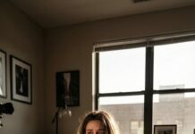 I was sitting on my floor editing wedding photos when my phone rang. “Courtney, don’t come to Lily’s wedding,” my mother said coldly. I laughed, thinking it was a joke—until she added, “Everyone got an invitation… except you.” The mug slipped from my hand and shattered across the floor. My father’s voice followed on speaker: “Your absence is the best gift you can give your sister.” That was the moment I realized something about my family that would change my life forever.