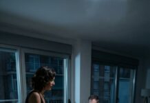 —A mi mamá no le gusta lo que ganas —dijo con rabia—. Deja el trabajo o busca otro esposo. Yo me reí bajito y respondí con una sola línea: “Perfecto: mañana presento mi renuncia… a nuestro matrimonio”. Él se quedó pálido; mi suegra casi se desploma de la silla. Yo ya lo había previsto, y esto fue solo el primer movimiento. ¿Te cuento el siguiente?