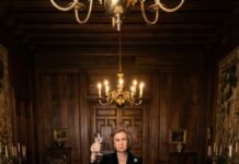 En plena cena de Navidad, mi nuera me pasó un cheque y dijo en voz baja: “Era para encerrarte en un asilo.” Mis hijos soltaron una carcajada, esperando mi humillación y mis lágrimas. Pero yo sonreí, levanté mi copa y respondí: “Demasiado tarde.” El aire se congeló al instante. Sus expresiones se quebraron, sus manos temblaron… porque antes de sentarme a esa mesa, yo ya había movido la última pieza.