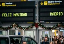 Nunca creí que volvería a cruzarme con él en Navidad. Caminaba entre la multitud, con mi mochila al hombro, cuando un SEAL se detuvo frente a mí… y me saludó. Sentí que el mundo entero se congelaba. “¿Todavía me recuerdas?”, pregunté en voz baja. Él apretó la mandíbula y contestó: “Jamás olvidé lo que hiciste aquella noche”. Pero lo que dijo después me dejó sin respirar… porque alguien nos observaba de cerca.