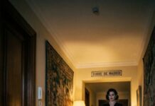 Tras 18 años de matrimonio, sorprendí a mi esposo comprometiéndose con otra mujer, y aún siento su crueldad atravesándome: “Necesito a alguien más joven. Tú ya no formas parte de mi nueva vida”. Esa noche no me derrumbé. Saqué sus maletas, dejé una caja esperándolo y guardé silencio. Cuando la abrió, gritó mi nombre con desesperación… pero ya era demasiado tarde, porque yo ya había decidido cambiar mi destino.