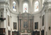 Durante el funeral de mi esposo, mi hijo me golpeó en la cara ante todos y me humilló: “Sin papá, tú no vales nada… eres una carga”. Me quedé paralizada, sosteniendo la foto de mi marido, mientras el silencio y los rumores me ahogaban. Entonces, tres días después, un desconocido tocó a su puerta con una carpeta en la mano… y con la verdad que iba a derrumbar su mundo.