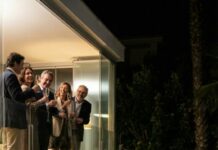 En medio de las vacaciones familiares, mis hijos soltaron: «Mamá, solo eres la vieja criada que nos dio a luz. No perteneces aquí; la tienda de afuera es para ti». Yo solo sonreí y me fui en silencio. Un mes después, cuando el abogado abrió el sobre y el gerente anunció mi nombre como propietaria del resort, se quedaron paralizados. Pero la verdad completa… aún no la han escuchado.