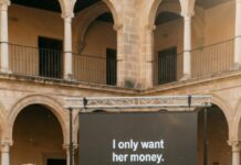 Una hora antes de la ceremonia escuché a mi prometido susurrarle a su madre: “No me importa ella… solo quiero su dinero”. Me tragué las lágrimas, caminé hacia el altar y, cuando el juez preguntó “¿Aceptas?”, no dije “sí”. Sonreí y solté: “Tengo algo que confesar…”. Mi suegra se llevó la mano al pecho. Y entonces abrí el sobre que llevaba escondido.