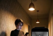 Entré a mi casa de vacaciones y lo primero que vi fue el papel tapiz distinto. Pero esa casa llevaba un año cerrada. “¿Quién estuvo aquí?”, me pregunté. Corrí a revisar las cámaras secretas… y el clip mostró mi cara, mi cuerpo, caminando de noche por el pasillo. “Yo no hice eso”, susurré. La copia miró a la cámara, sonrió… y todo se apagó. Tocaron la puerta.