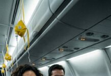 Cuando vi el caza cruzar frente a la ventana, sentí que el aire se congelaba. Apreté el teléfono y susurré: “No puede ser… esa voz… esa mujer es Eagle One”. Entonces ella dijo al otro lado: “Si cuelgas ahora mismo, no vivirás lo suficiente para contarlo”. Mi corazón casi se detuvo. Yo solo era una pasajera… hasta que entendí por qué este vuelo jamás debía aterrizar.