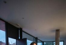 Era mi cumpleaños cuando llegó la caja de regalo que me envió mi suegra. Mi hija de 13 años la vio y me susurró: “Mamá, no la abras”. Incluso me reí, hasta que ella gritó: “¿No lo ves?”. Me acerqué… y sentí la sangre helarse. No levanté la tapa. Hice una llamada, cerré la puerta y esperé temblando. Veinte minutos después, la policía llegó a mi casa… pero yo ya no me sentía a salvo.