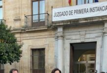 Se acercó a mi oído y me dijo: “Después de hoy, no serás nadie”. Su amante sonrió con burla: “Vamos a redecorar tu casa”. Su madre añadió: “Al fin pertenecerá a la gente correcta”. Yo no respondí; solo saqué un pequeño papel y se lo entregué al juez. Cuando lo leyó, estalló en una carcajada: “Increíble… qué mujer tan lista”. Sus rostros palidecieron al instante. Y aún no sabían lo que estaba por destruirlos.