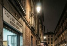 En pleno cumpleaños de mi madre, mi propia familia dejó a mi hija de 10 años en un refugio sin la menor culpa. “No cabe con nosotros”, dijeron, y se marcharon a cenar con lujo y sonrisas. Yo no hice escándalo. Bajé la mirada, tomé la mano de mi hija y juré: “Mañana me van a recordar”. Al día siguiente, todo en sus vidas comenzó a romperse… y faltaba lo peor.