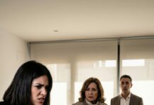 Mi marido miraba tranquilo mientras su madre hurgaba en mi bolso y sacaba mis tarjetas. “Esto es para el presupuesto familiar”, escupió mi suegra, metiéndolas en su bolsillo. Veinte minutos después sonó su teléfono: un número desconocido. Contestó… y empezó a gritar como loca. Mi esposo se quedó pálido. Yo solo pensé: ¿quién la encontró… y qué sabe de mí?