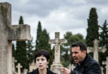 Un año después de la muerte de mi hija, fui a su tumba con el pecho hecho cenizas. Allí, un niño desconocido lloraba abrazado a la lápida. Me acerqué y susurré: “¿Estás perdido?” Él levantó la cara, con los ojos rojos, y dijo: “Mamá… yo también la extraño”. Se me heló la sangre. “¿Qué… dijiste?” Él señaló el nombre grabado y añadió: “Ella me prometió volver por mí”. Y entonces, escuché pasos detrás de mí…