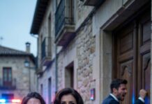 En la boda de mi hijo, me sirvió sopa fría mientras todos comían wagyu. Sonrió y susurró: «Esto te queda: ligero y fácil de olvidar». Yo también le sonreí. Pero al amanecer, la novia lloraba en mi puerta: «Se llevó mis papeles… y no es quien dice ser». Entonces oí pasos detrás de mí. ¿De quién era ese aliento en la oscuridad?