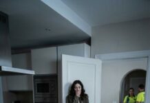 Me hallaron inconsciente en el piso de mi cocina. Del hospital avisaron a mi hija, y ella respondió: “Es mi fin de semana de descanso.” Pero al llegar, se quedó blanca y lanzó un grito: “¡Mamá… quién está contigo!” Apenas podía abrir los ojos, aunque sentía otra respiración escondida en la oscuridad. En ese instante comprendí una verdad aterradora: jamás había estado sola allí.