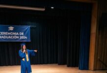 En la graduación de mi nieta estrené vestido. Mi hija me escaneó de pies a cabeza y soltó: «Pareces más pobre de lo que eres. Siéntate atrás, no avergüences a la familia». Tragué saliva y me escondí. Hasta que mi nieta subió al escenario, me buscó con la mirada… y rompió a llorar: «¡Abuela, diles la verdad!». Y entonces todos se giraron hacia mí.