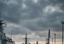 Cuando los SEAL me miraron en silencio, pensé que todo había terminado. Entonces uno de ellos dijo: “¡Llámenla Mayor… ahora mismo!”. Sentí que el aire se congelaba. Yo solo era la mujer que todos habían subestimado, hasta que dije la verdad que nadie se atrevía a escuchar. Pero justo cuando creí que había ganado, una voz detrás de mí susurró: “Ella aún no sabe lo que realmente empezó aquí…”.