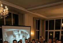 “Y entonces mi suegra gritó: ‘¡Sorpresa! ¡Ahora todos verán a quién trajo mi hijo a esta familia!’ Encendió el proyector en mi cumpleaños… y lo que apareció en la pantalla la dejó pálida. Se lanzó a los cables: ‘¡Es una trampa! ¿Quién cambió los archivos?!’ Yo no me moví; sonreí: ‘Miremos hasta el final, querida suegra…’”