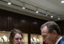 My husband had a mistress—and the day I gave birth, he threw me and our newborn into the street like we were nothing. With no money left, I clutched the only thing I still owned: the necklace I had worn my whole life. But the moment the jeweler saw it, his face turned white. ‘Young miss… your father has been searching for you for twenty years.’ In that instant, everything I believed about my life shattered…